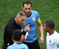Les merengues en colère contre l'arbitre. Finale Coupe Du Monde 2018 Mbappe Va Retrouver L Arbitre De Uruguay France