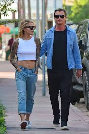The rocker shared a smiley gavin rossdale is stepping out with a new lady for the first time since splitting from wife gwen stefani in 2015. Sophia Thomalla And Gavin Rossdale On The Beach In Miami 02 Gotceleb