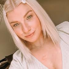 Samantha Goodell's Instagram, Twitter & Facebook