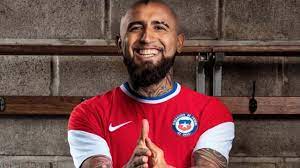 El mediocampista arturo vidal y el lateral derecho mauricio isla dieron a conocer este viernes en sus redes sociales la nueva camiseta de la selección chilena, indumentaria que utilizará en las clasificatorias sudamericanas al mundial 2022 y la copa américa del año 2021. Chile Celebra Sus Origenes Con La Nueva Camiseta De La Roja La Tercera