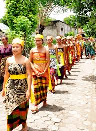 Baju tersebut dipercaya dari hasil adaptasi kebudayaan eropa dan jawa yang dibawa ke nusa tenggara barat di masa lampau. Pakaian Adat Sasak Wanita Info Gtk