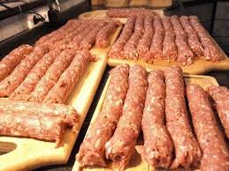 Original Bosnische Cevapcici Im Fladenbrot Mit Selbstgemachtem Rahm Youtube Wurstchen Essen Essen Und Trinken