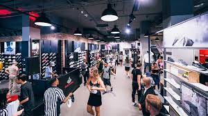 Shop the latest and greatest styles from brands including nike, adidas, vans, champion, jordan and more. Foot Locker Feiert Wiedereroffnung In Frankfurt Schuhkurier