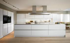 Cuisine Blanche Laquee Avec Grand Ilot Central White Kitchen Kitchen Design Companies Kitchen Design