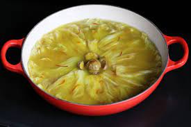 红花汁栗子白菜在砂锅底铺上白菜 加鸡汤 藏红花 板栗一起熬煮 先开大火煮开 然后转小火慢慢将白菜熬软 不用任何多余的调味料 仅仅用盐调味即可 当白菜熬软汤汁见底 将板栗取出来 加入鸡汤打成液体 再放入锅中加一点点藏红花熬到浓稠淋在白菜上 cooking