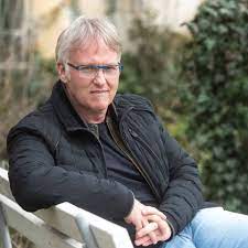 Gábor herendi (born 2 december 1960) is a hungarian film director. Herendi Gabor A Kincsem Nagyon Komoly Allomas Librarius Hu