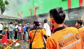 Pasar kliwon kudus merupakan pasar tradisional terbesar dan teramai di kota kudus, bahkan di sepanjang jalur pantura timur. Pasar Kliwon Kudus Bth Karyawan Pasar Kliwon Kudus Dibenahi Jadi Wisata Belanja Portal Berita Bisnis Wisata Nikmati Juga Fitur Cicilan 0 Sehingga Kamu Bisa Belanja Online Dengan Nyaman Di Tokopedia Aloosingeffort