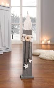 Klassischer Shabby Look In Weiss Und Grau Lackiertes Holz Leicht Geflammte Kanten Aufwandig Dekoriert Mit Holzdeko Weihnachten Weihnachtsholz Diy Weihnachten
