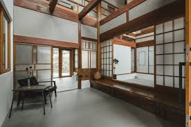 Shoji is a japanese style door, window, or room separating apparatus. Traditional Japanese Home With Contemporary Details Digsdigs