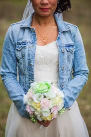 23 Arten Eine Jeansjacke An Ihrer Hochzeit Zu Schaukeln Hochzeitskleid Jeansjacke Jeans Hochzeit Brautjacke