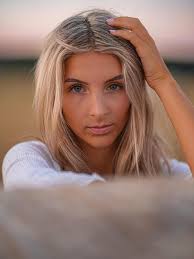 Scheint endlich mal wieder die Sonne? #sigma85mm14 #sonyalpha7rv #schön  #portraitfotografie #studioshot #redheads #beautifulwoman #wonderfulwoman