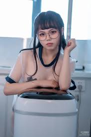 喝酸奶的眼镜娘[七月喵子] - qiyuemiaozi works gallery