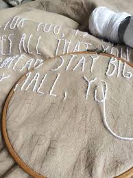 So Erstellt Ihr Ein Wunderschones Und Individuellen Kissen Bestickt Es Einfach Mit Songtexten Diy Idee Kissen Besticken Kissen Stickerei Kissen Selber Nahen