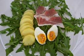 Et voilà, just add dandelion salad and a tea made of young fir needles.«. Lowenzahnsalat Residence Geigerhof