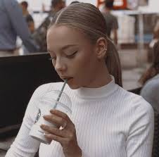 In this gif hunt you will find 728 gifs of ester expósito in her role of carla in season 2 of elite. Ester Exposito Dia De Foto Atrizes Garotas