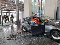 1 379 571 tykkäystä · 103 605 puhuu tästä. Ein Senior Hat Mit Seinem Auto Die Eingangstur Der Aussegnungshalle In Deisslingen Durchbrochen Schwarzwalder Bote