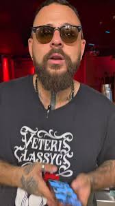 La vida nos presentó tarde. Pero lo siento como mi amigo de toda la vida!!  No saben cómo quiero a este muchacho, lo mucho que me enseña y lo que amo  estar a su lado. Es un amigo que no le duele dar un ...