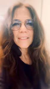 Sari Schorr updated their cover photo.