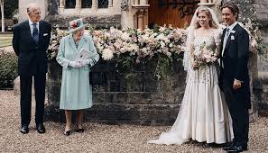 Nel giorno del compleanno della regina elisabetta ii c'è un'altra foto con cui vengono celebrati i suoi 90 anni, è la foto con i nipoti. Beatrice Di York Sposa Radiosa Con Il Vestito E La Tiara Che Furono Della Nonna Regina Elisabetta