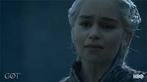 Dus je zegt dat Daenerys Jon drie keer het leven redde, de helft van haar  leger verloor om zijn thuis te verdedigen, hem vertelde dat ze van hem  hield, zelfs nadat ze wist wie hij was, en uiteindelijk hield hij meer van  Sansa dan van haar? Muh Queen ...