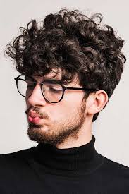 Avere dei capelli ricci per un uomo è un motivo di vanto ed orgoglio, perché nella generalità dei casi è più facile incontrare ragazzi con . Tagli Capelli Ricci Uomo Tante Scelte Per Un Look Alla Moda Capellistyle