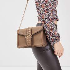 Sac à main porté épaule au meilleur prix sur edisac.com, guess, lancaster, desigual. Sac Besace Details Cloutes Marron Femme Cache Cache