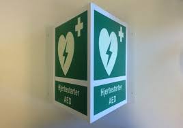 Pris ved køb af 1 stk.,200,00 dkk. Efterlysende Vinkelskilt Til Placering Ved Aed Hjertestarter Med Tekst Og Piktogram