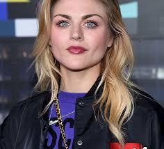 Frances Bean Cobain: buntowała się przed byciem córką “Kurta Cobaina”, aż w  końcu odnalazła własną drogę i szczęście