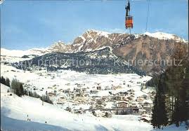 Il colle, alto circa 2.250 m, è coperto di pini e protetto dal sasso lungo, una maestosa cima dolomitica, simbolo della val gardena. Val Gardena Selva Wolkenstein Seilbahn Ciampinoi Kat Italien Nr Ks14464 Oldthing Ansichtskarten Italien Unsortiert