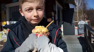 Påsk med polka, regnbåge och choklad