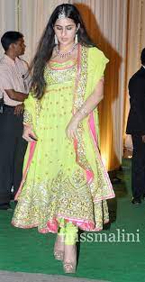 Photos Saif Ali Khan And Kareena Kapoor Khan S Wedding Reception In Delhi Stylish Party Dresses Pakistani Dress Design Indian Outfits
