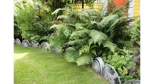 Elle garde le paillage et le sol à sa place et protège les plantes des mauvaises herbes et. Bordure De Jardin 51 Bordures Qui Ont De L Allure