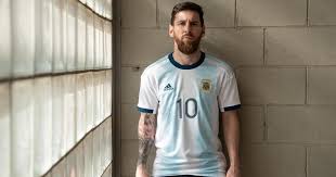 Se presentó el nuevo modelo de camiseta para los seleccionados argentinos para la temporada 2021, con franjas celestes, con un efecto camuflado. Con Messi A La Cabeza La Seleccion Presento La Camiseta Que Usara En La Copa America