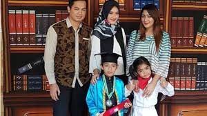 Video tentang contoh model baju kebaya anak modern 2000 terkini yang dipakai oleh anak. Sudah Baikan Mantan Pasangan Selebriti Bersatu Di Wisuda Anak