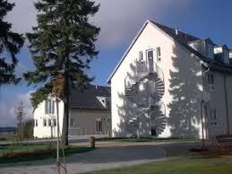 The sinuous curves of haus am weinberg are governed by the idea of creating a twist which organizes the programmatic flow of the residence. Referenzen Technoplan Gruppe