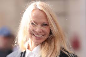 Pamela Anderson verzichtet erneut bei den British Fashion Awards auf  Make-up