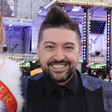 Alors qu'il entame un programme minceur avec ww, chris marques s'est confié à closer sur son rapport au corps. Photos Chris Marquez La Boule A Zero Le Jure De Danse Avec Les Stars Meconnaissable Gala
