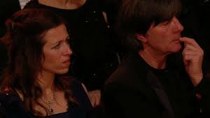 Das sagt seine frau zu den gerüchten. Joachim Low Bei Bambi Event Wer War Bloss Die Schone Dame Neben Ihm Fussball