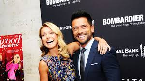 Despite their brief breakup, consuelos said he knew pretty early on that ripa was his forever partner. Haha Come See A Pic From Kelly Ripa And Mark Consuelos Totally Amazing Totally 90s Wedding Glamour