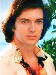 Querido grupo,les comparto esta bella canción,de nuestro Rey de la balada  romántica y del Amor.. CAMILO SESTO,para amenizar la  tarde..🥰😉🙋🇨🇱🌹🌹🌹🌹