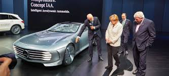 All the latest breaking news about angela merkel, headlines, analysis and articles on rt.com. Iaa 2015 Kanzlerin Angela Merkel Freut Sich Auf Selbstparkende Autos News Mercedes Fans Das Magazin Fur Mercedes Benz Enthusiasten
