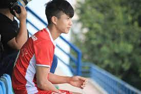 Đáp trả, tiền vệ slna tét vào đùi bà xã nhưng ngay sau đó cười làm lành và nịnh: Phan VÄƒn Ä'á»©c Sá»± Tháº­t Vá» Cáº§u Thá»§ Sieu Ä'ang Yeu Cá»§a Ä't Viá»‡t Nam