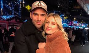 Lorelei taron is an argentinian singer who married the colombian football player radamel falcao. Lorelei Taron Infobae