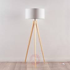 Dreibeinige Holz Stehlampe Mya Mit Weissem Schirm Kaufen