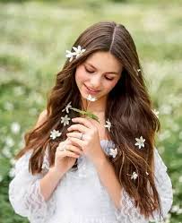 الناس اشجار... والمواقف رياح... فمن الاشجار من تمر بها الريح فتعريها ...  ومن الاشجار من تمر بها الريح فتجدها دائمة خضراء ... فلا تحكم على الانسان من  كلامه... لان الناس مثاليون حين