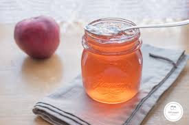 Gelee De Pommes A La Vanille La Recette Facile Anti Gaspi Sab N Pepper Recette En 2020 Gelee De Pomme Recette Gelee De Pommes Recette Gelee