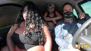 Carro lotado com a mulata dos seios gigantes - XNXX.COM