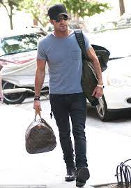 Justin Theroux Totes A Large Louis Vuitton Duffel As He Struts Through The Big Apple In Skinny Jeans And Motorcycle Bo Mens Outfits Justin Theroux Mens Fashion