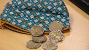 La pièce de 2 euros montre les armoiries d'andorre avec la devise « virtus unita fortior » (la vertu unie est plus forte »). Moulle Une Collection De Pieces De 2 Euros Derobee