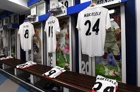 Cesar sanchez, koke contreras, alvaro arbeloa, jose amavisca, ricardo carvalho, ivan campo, fernando sanz, fernando hierro. Real Madrid Legends Vs Chelsea Legends Bleacher Report Football Facebook